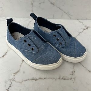 Tom’s Cordones Chambray toddler shoes. Size 9